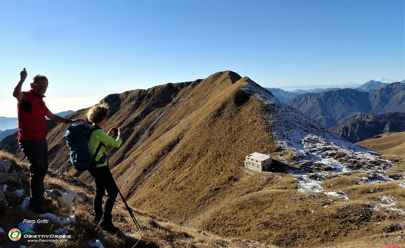 35 Vista sulla Croce di Zorzone e sul Bivacco MAGA.JPG -                                